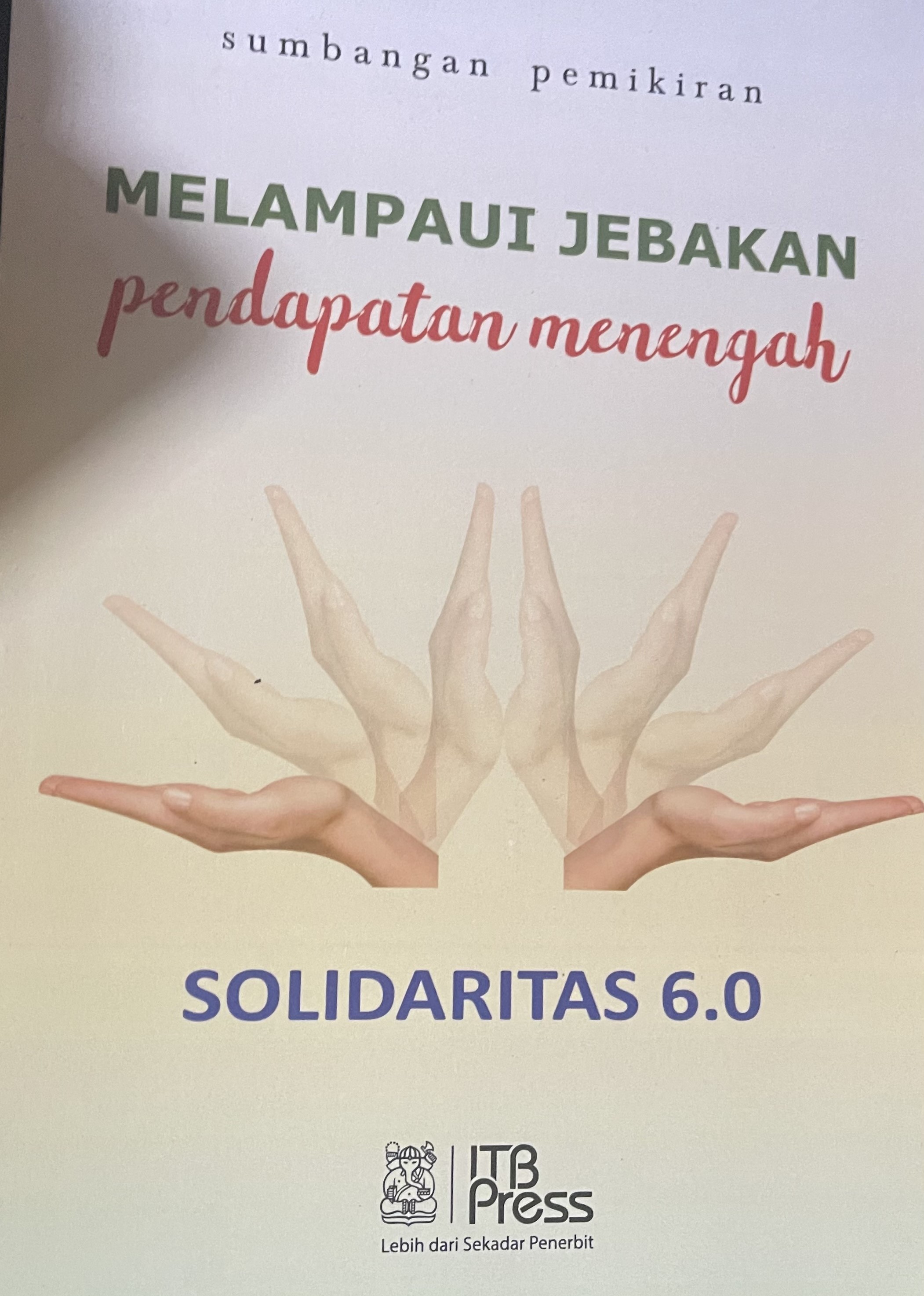 Cover of Melampaui Jebakan Pendapatan Menengah
