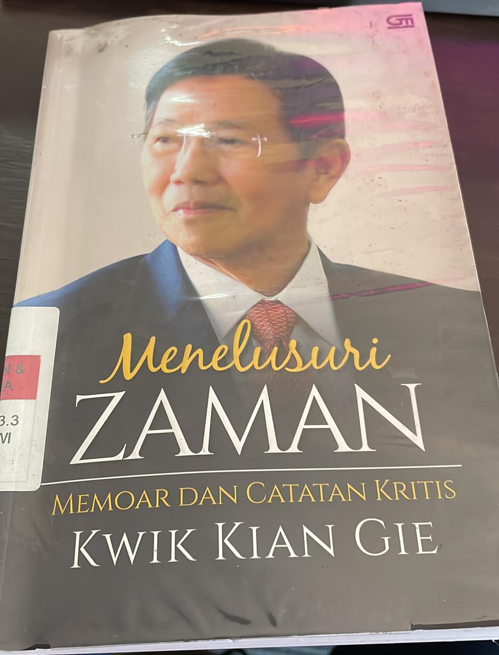 Cover of Menelusuri Zaman: Memoar dan Catatan Kritis