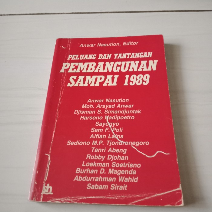 Cover of Peluang dan Tantangan Pembangunan Sampai 1989